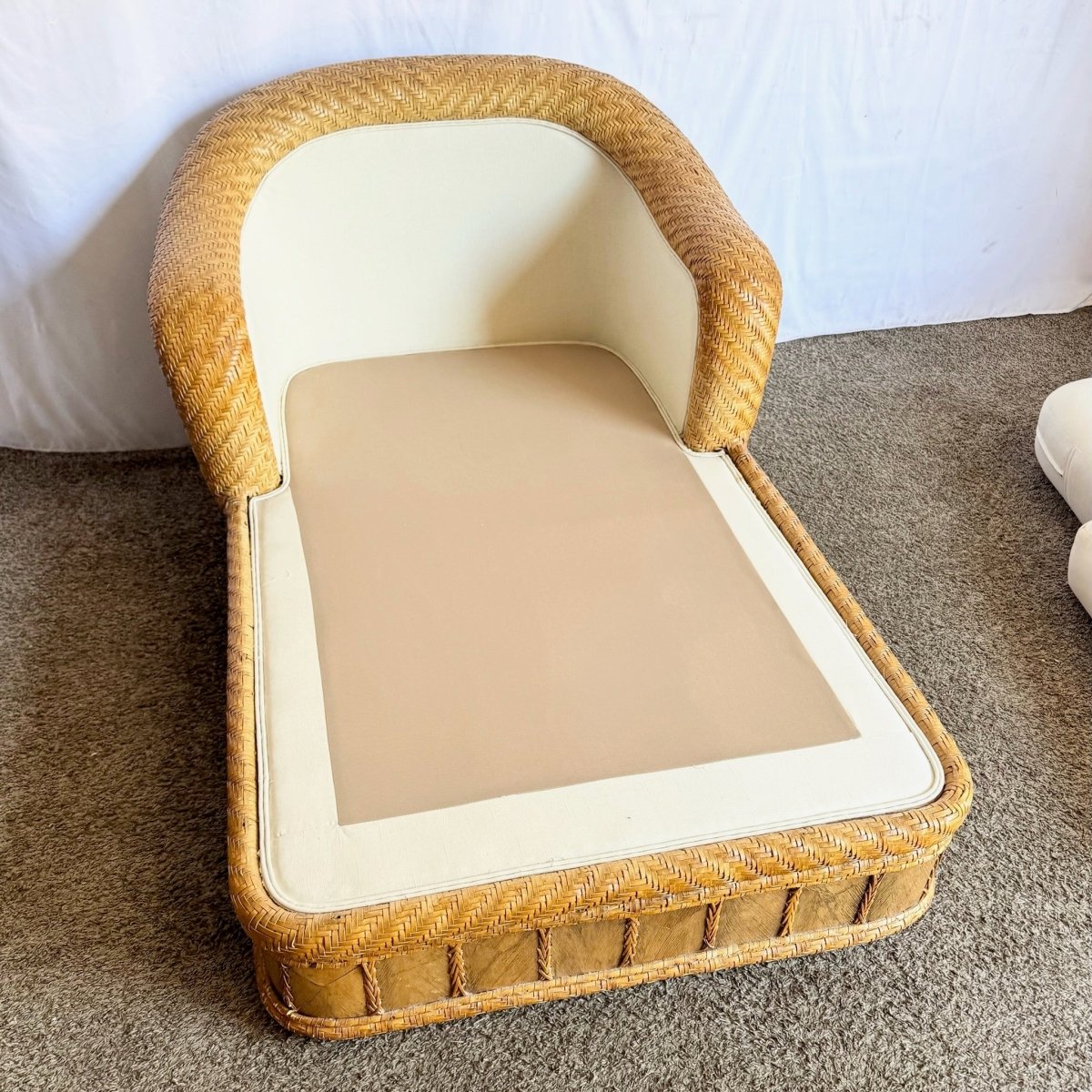Boho Chic Wicker Rattan Chaise Lounge - Dolphin & Flamingo