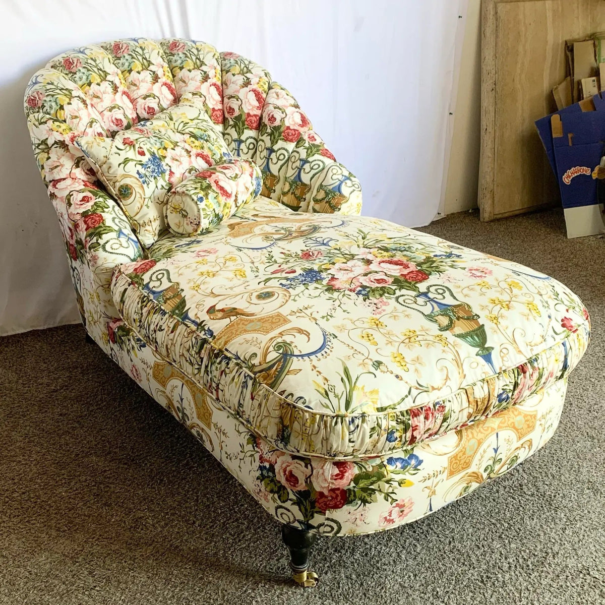 French Provincial Tufted Floral Chaise Lounge - Dolphin & Flamingo