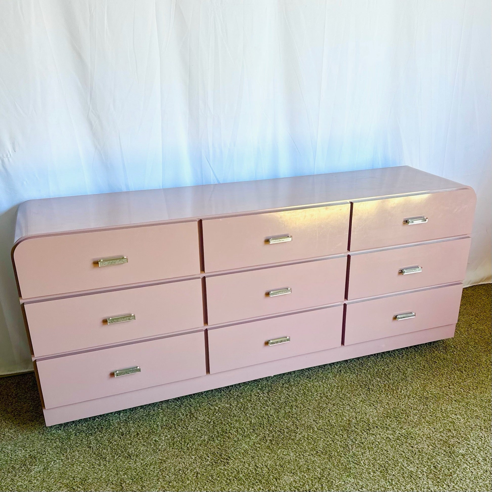Postmodern Mauve Lacquer Laminate Waterfall Dresser With Lucite Handles - Dolphin & Flamingo