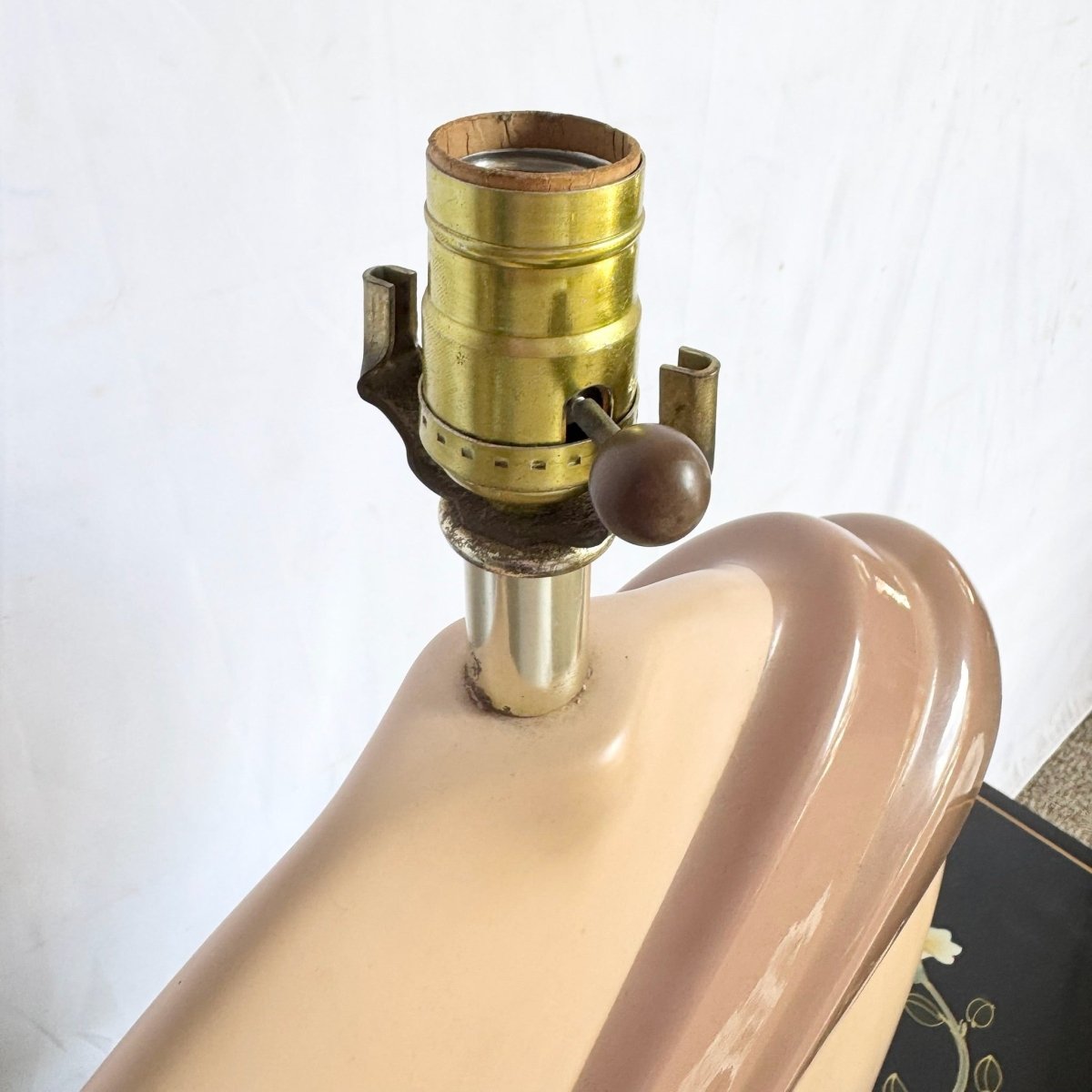 Postmodern Peach and Mauve Ribbon Disk Table Lamp With Lucite Base - Dolphin & Flamingo