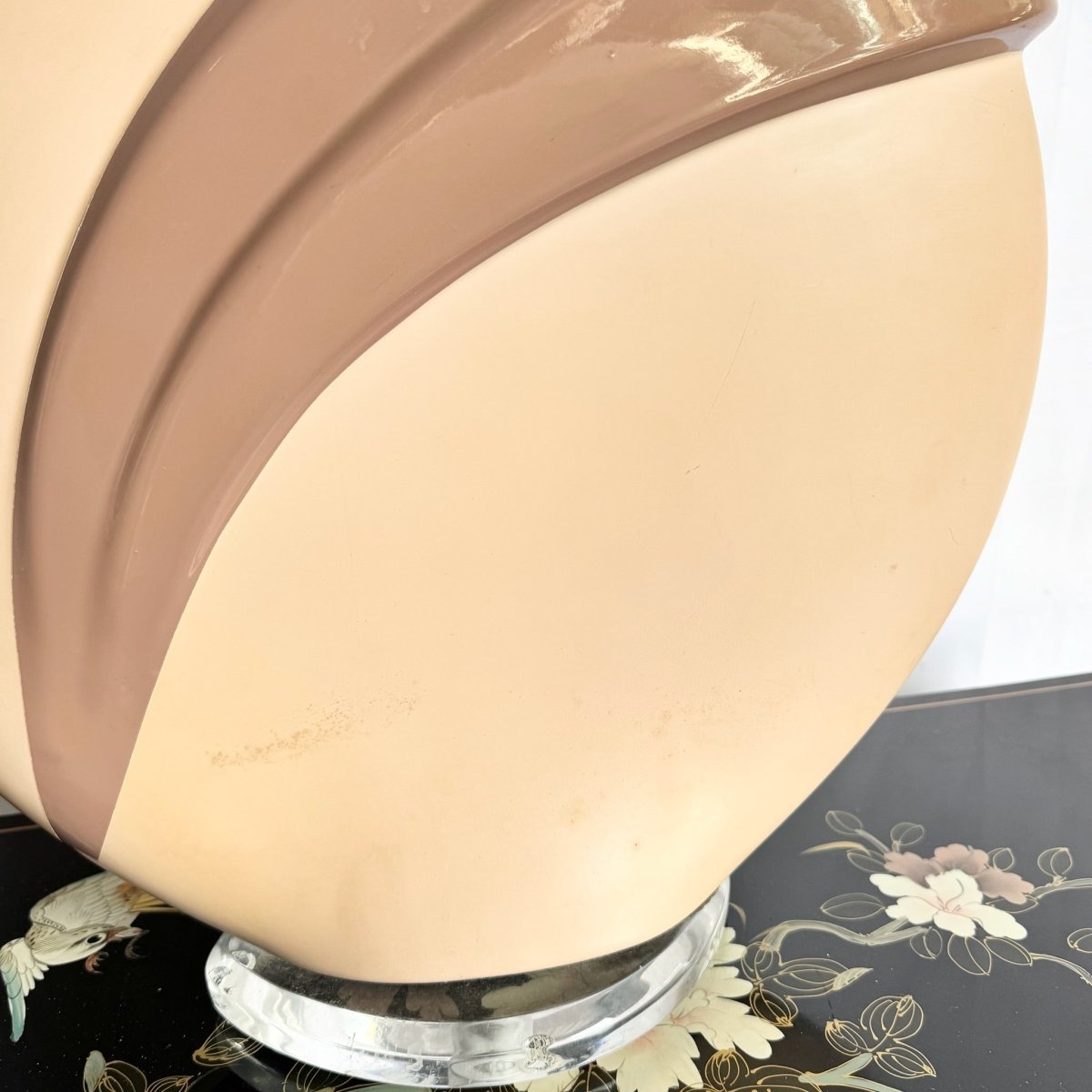Postmodern Peach and Mauve Ribbon Disk Table Lamp With Lucite Base - Dolphin & Flamingo