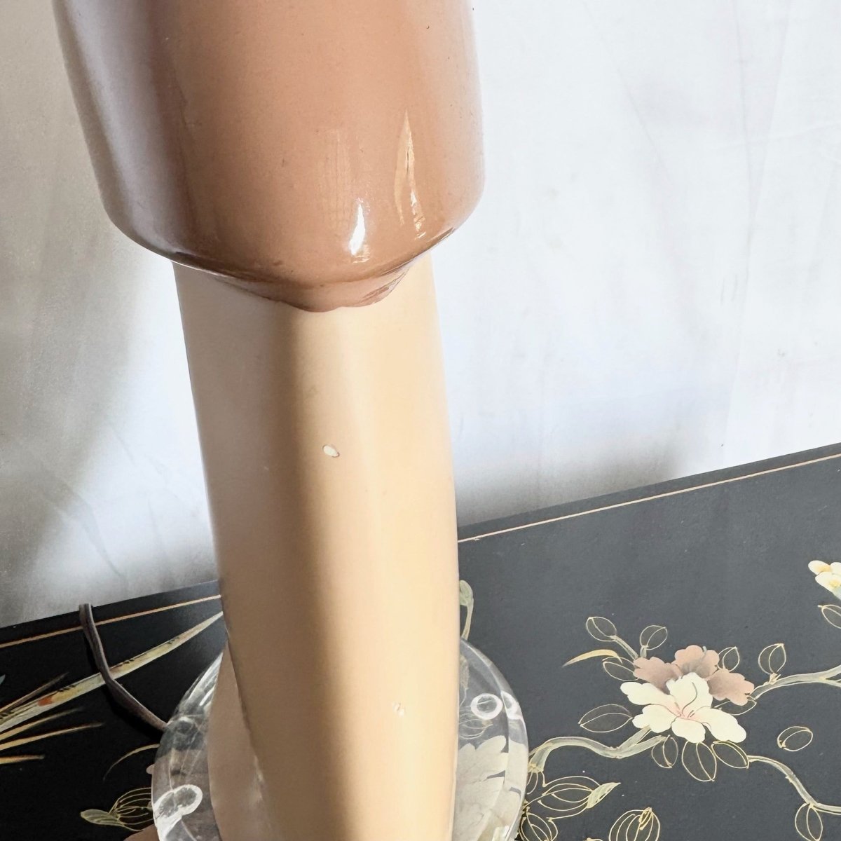 Postmodern Peach and Mauve Ribbon Disk Table Lamp With Lucite Base - Dolphin & Flamingo