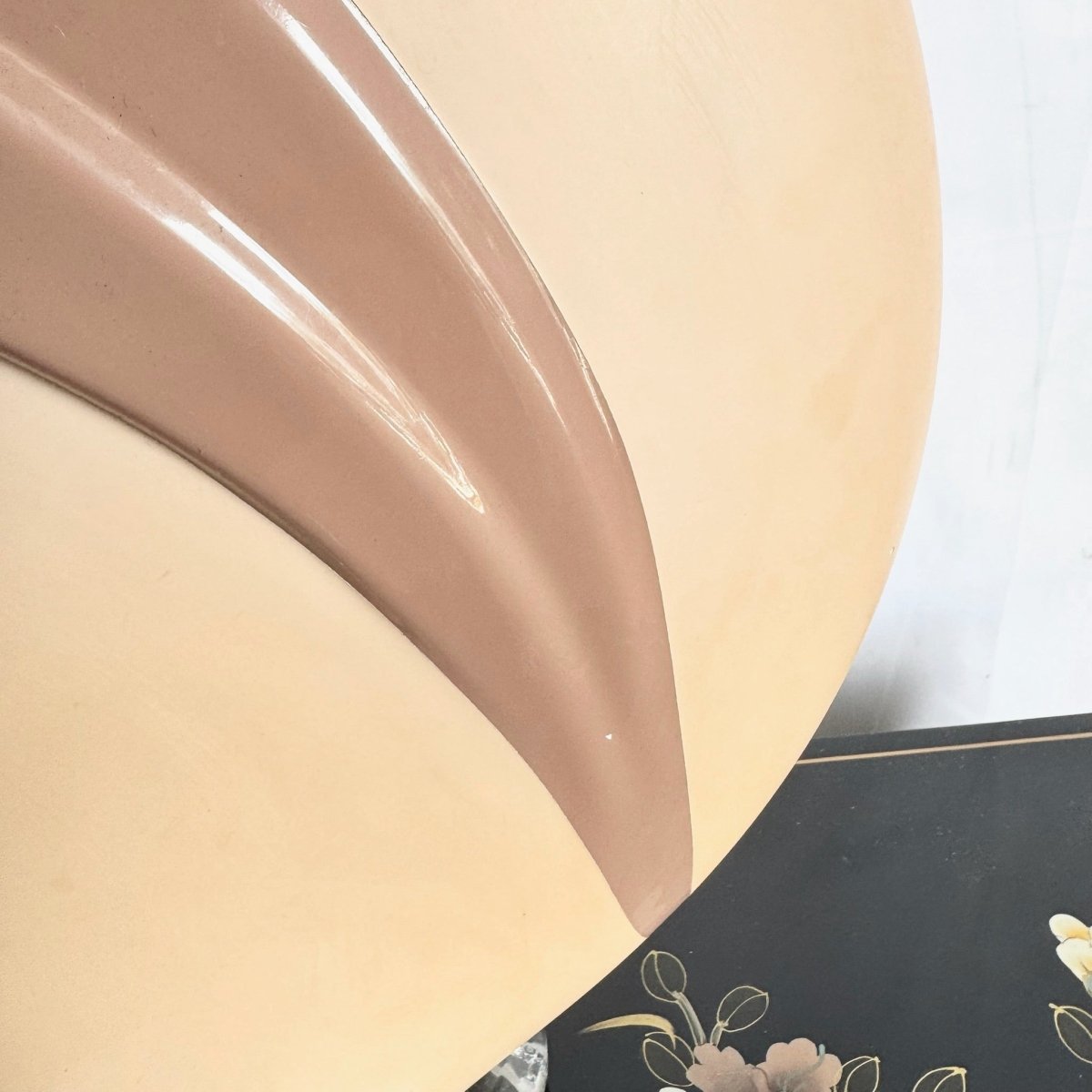 Postmodern Peach and Mauve Ribbon Disk Table Lamp With Lucite Base - Dolphin & Flamingo