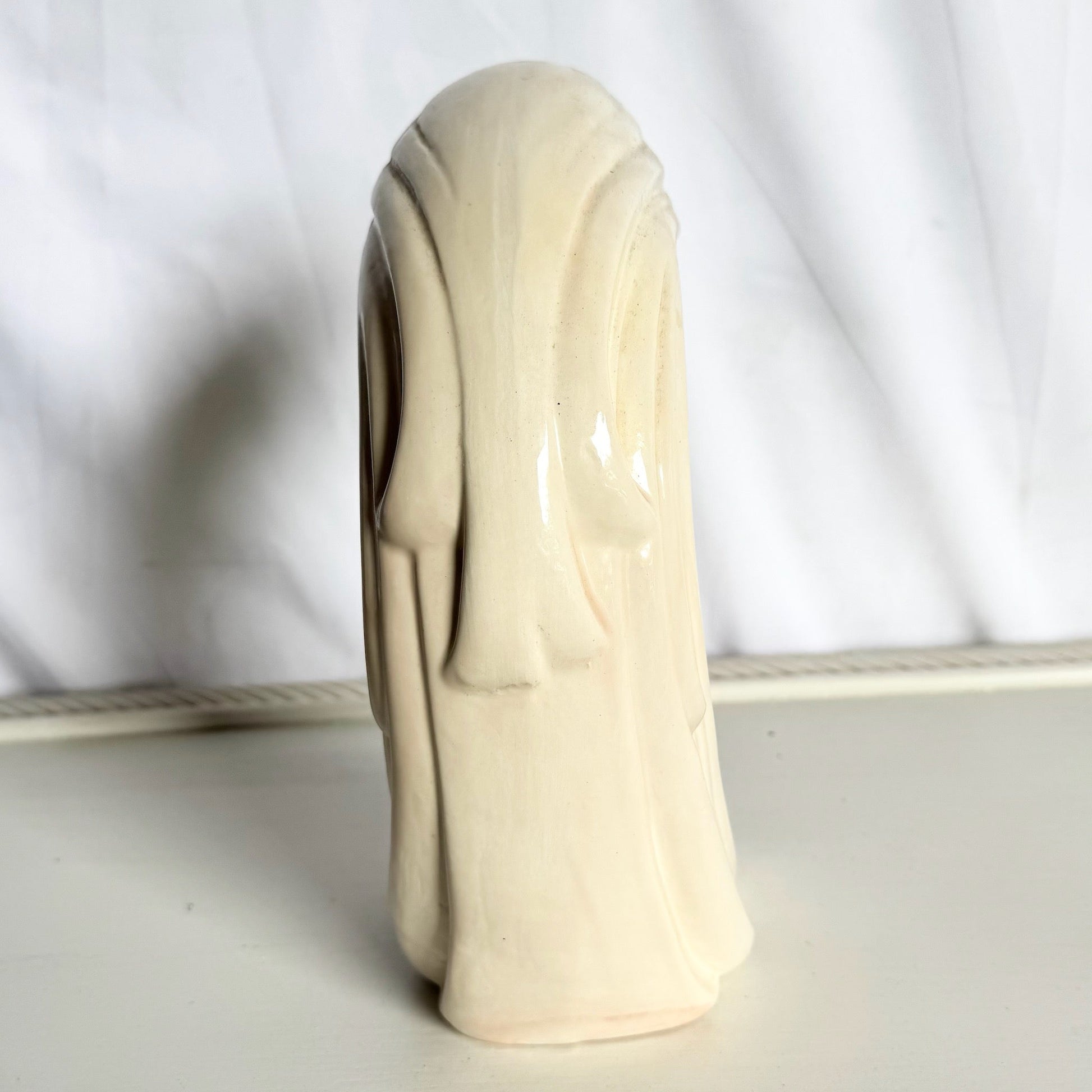 “Woman of the Wind" or "Moderne Frauenbüste Mit Langem Haar Aus Steinguss” From Ceramic - Dolphin & Flamingo